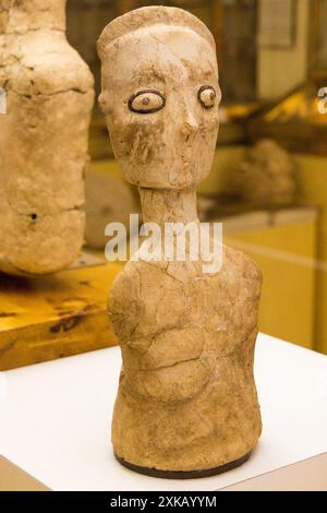 Neolithische Kalkputzstatue, aus Ain Ghazal, um 9000 v. Chr., Jordanisches Archäologisches Museum, Zitadelle, Amman, Jordanien Stockfoto