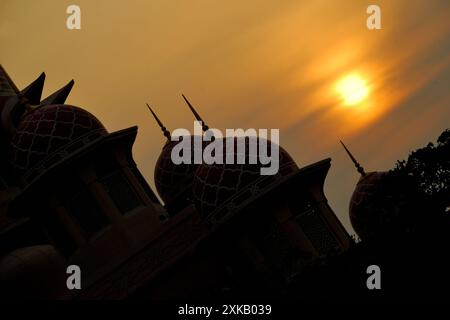 Teilweise Blick auf die Putra-Moschee, ist die wichtigste Moschee von Putrajaya, Malaysia, am Putra Square und neben dem künstlich geschaffenen Putrajaya-See Stockfoto