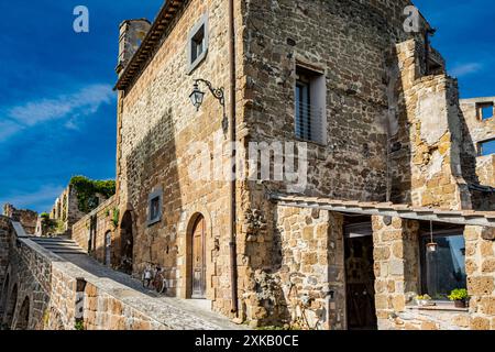 Ein Blick auf das antike mittelalterliche Dorf Celleno, Viterbo, Italien. Geisterstadt mit Häusern in Ruinen, verlassenen und unbewohnten Häusern. Einige der Buildin Stockfoto