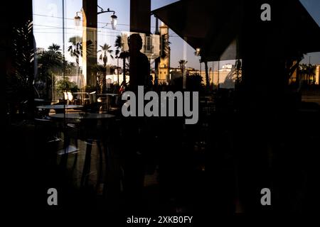 Reflexion eines Café-Restaurants auf dem Platz der Vereinten Nationen mit dem Uhrenturm der Medina von Casablanca am 8. Oktober 2023. Casabla Stockfoto