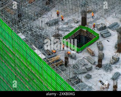 HUAI'AN, CHINA - 22. JULI 2024 - Arbeiter arbeiten auf der Baustelle eines im Bau befindlichen Immobilienprojekts in Q mit hohen Temperaturen Stockfoto