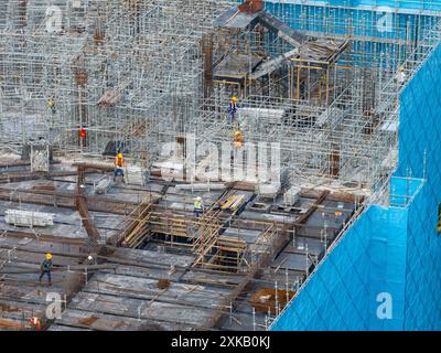 HUAI'AN, CHINA - 22. JULI 2024 - Arbeiter arbeiten auf der Baustelle eines im Bau befindlichen Immobilienprojekts in Q mit hohen Temperaturen Stockfoto