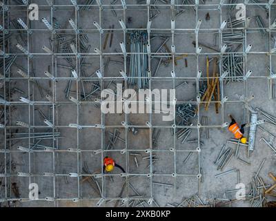 HUAI'AN, CHINA - 22. JULI 2024 - Arbeiter arbeiten auf der Baustelle eines im Bau befindlichen Immobilienprojekts in Q mit hohen Temperaturen Stockfoto