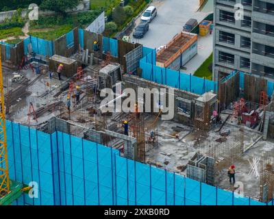 HUAI'AN, CHINA - 22. JULI 2024 - Arbeiter arbeiten auf der Baustelle eines im Bau befindlichen Immobilienprojekts in Q mit hohen Temperaturen Stockfoto