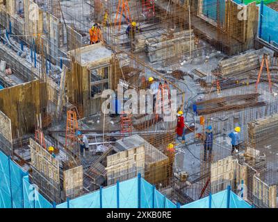 HUAI'AN, CHINA - 22. JULI 2024 - Arbeiter arbeiten auf der Baustelle eines im Bau befindlichen Immobilienprojekts in Q mit hohen Temperaturen Stockfoto