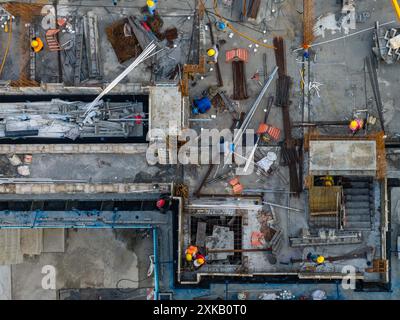 HUAI'AN, CHINA - 22. JULI 2024 - Arbeiter arbeiten auf der Baustelle eines im Bau befindlichen Immobilienprojekts in Q mit hohen Temperaturen Stockfoto