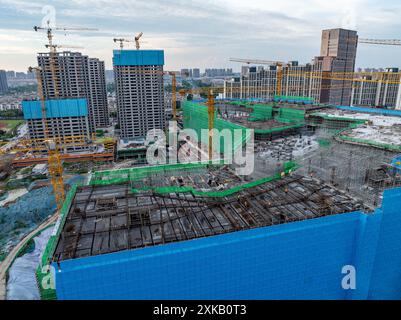 HUAI'AN, CHINA - 22. JULI 2024 - Arbeiter arbeiten auf der Baustelle eines im Bau befindlichen Immobilienprojekts in Q mit hohen Temperaturen Stockfoto