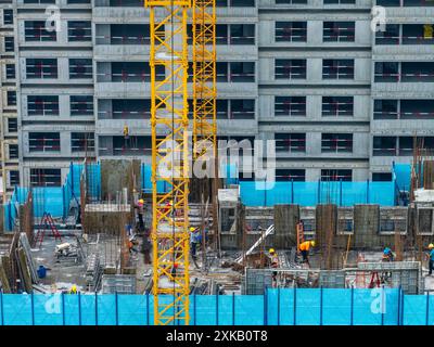 HUAI'AN, CHINA - 22. JULI 2024 - Arbeiter arbeiten auf der Baustelle eines im Bau befindlichen Immobilienprojekts in Q mit hohen Temperaturen Stockfoto