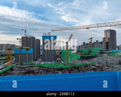 HUAI'AN, CHINA - 22. JULI 2024 - Arbeiter arbeiten auf der Baustelle eines im Bau befindlichen Immobilienprojekts in Q mit hohen Temperaturen Stockfoto