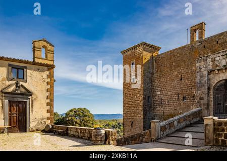 Ein Blick auf das antike mittelalterliche Dorf Celleno, Viterbo, Italien. Geisterstadt mit Häusern in Ruinen, verlassenen und unbewohnten Häusern. Einige der Buildin Stockfoto