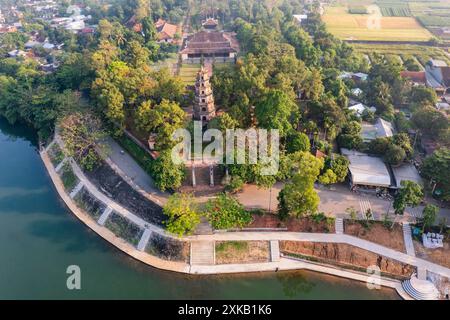 Thien Mu Pagode ist eine der alten Pagode in Hue Stadt. Es liegt am Ufer des Parfümflusses in Vietnams historischer Stadt Hue Stockfoto