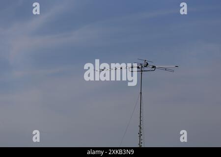 Antike TV-Antenne im Freien auf blauem Himmel Hintergrund. Stockfoto