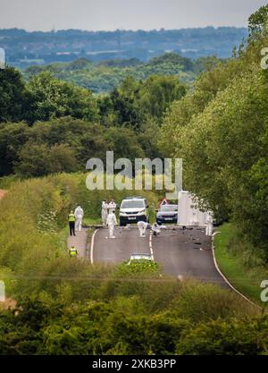 Forensiker am Tatort auf der A61 in Wakefield, nach einer Kollision zwischen einem Auto und einem Motorrad am Sonntagnachmittag, bei der vier Erwachsene und zwei Kinder starben. Der Unfall zwischen einem Ford Focus und dem Motorrad ereignete sich auf der A61 zwischen Staincross, Barnsley und Newmillerdam, Wakefield. Bilddatum: Montag, 22. Juli 2024. Stockfoto