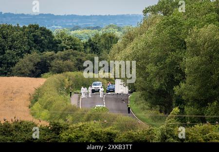 Forensiker am Tatort auf der A61 in Wakefield, nach einer Kollision zwischen einem Auto und einem Motorrad am Sonntagnachmittag, bei der vier Erwachsene und zwei Kinder starben. Der Unfall zwischen einem Ford Focus und dem Motorrad ereignete sich auf der A61 zwischen Staincross, Barnsley und Newmillerdam, Wakefield. Bilddatum: Montag, 22. Juli 2024. Stockfoto