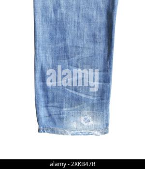 Beine aus blauem Denim isoliert auf weißem Hintergrund und mit Beschneidungspfaden. Blaue Jeansbeine. Stoff aus blauer Jeans. Stockfoto