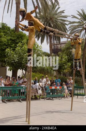 Las Palmas de Gran Canaria, Spanien - 20. Juli 2024: Stelzenausgleich Afuma aus Togo gibt eine Aufführung im Parque Doramas Public Park Stockfoto