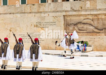 Wachwechsel auf dem Syntagma-Platz vor dem Parlament, Athen Griechenland, Juni 2024 © Giorgia de Dato Stockfoto