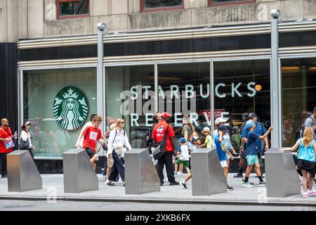 Starbucks Reserve ist ein dreistöckiges Kaffeehaus/Restaurant/Souvenirladen im Empire State Building, 2024, New York City, USA Stockfoto