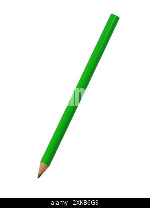 Grüner Buntstift mit spitzer Spitze isoliert auf weißem Hintergrund und Beschneidungspfade. Stockfoto