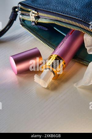 Stillleben eines femininen pinken Pfeffersprühspenders in einer Damenhandtasche, 2024, USA Stockfoto