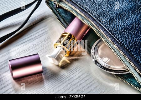 Stillleben eines femininen pinken Pfeffersprühspenders in einer Damenhandtasche, 2024, USA Stockfoto