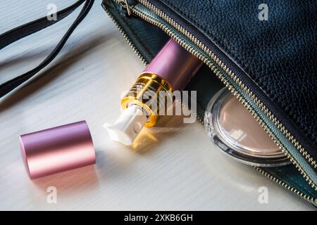 Stillleben eines femininen pinken Pfeffersprühspenders in einer Damenhandtasche, 2024, USA Stockfoto