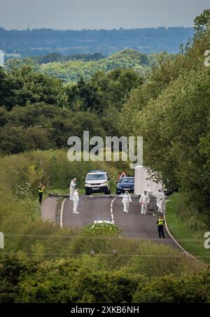 Forensiker am Tatort auf der A61 in Wakefield, nach einer Kollision zwischen einem Auto und einem Motorrad am Sonntagnachmittag, bei der vier Erwachsene und zwei Kinder starben. Der Unfall zwischen einem Ford Focus und dem Motorrad ereignete sich auf der A61 zwischen Staincross, Barnsley und Newmillerdam, Wakefield. Bilddatum: Montag, 22. Juli 2024. Stockfoto