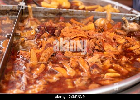 Thai Street Food, Curry mit Innereien wie Kutteln. Stockfoto