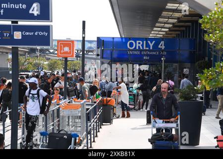 Paris, Frankreich. Juli 2024. Am 19. Juli 2024 werden Flugzeuge und Flugzeugkontrollturm am Flughafen Paris-Orly in Paris, Frankreich, gesichtet. (Foto: Lionel Urman/SIPA USA) Credit: SIPA USA/Alamy Live News Stockfoto