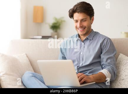 Erfolgreiche Unternehmer Arbeiten am Laptop zu Hause Stockfoto