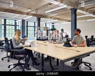 Offener Arbeits- und Besprechungsbereich. The Hickman, London, Großbritannien. Architekt: Conran & Partners, 2022. Stockfoto