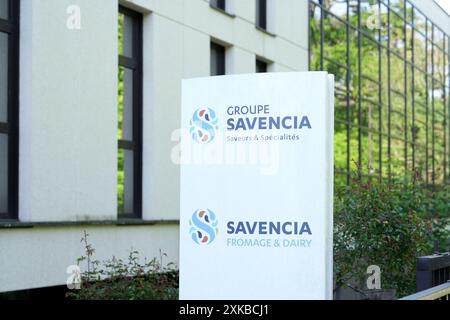 Viroflay , Frankreich - 25. APRIL 2024 : Banner der französischen Gesellschaft Savencia groupe Stockfoto