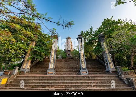 Thien Mu Pagode ist eine der alten Pagode in Hue Stadt. Es liegt am Ufer des Parfümflusses in Vietnams historischer Stadt Hue Stockfoto