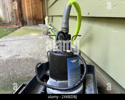 USA. Mai 2024. Nahaufnahme einer Sumpfpumpe der Marke Superior Pump mit angeschlossenem grünem Schlauch auf einem äußeren Betonweg neben einem Wohnhaus, Lafayette, Kalifornien, 29. Mai 2024. (Foto: Smith Collection/Gado/SIPA USA) Credit: SIPA USA/Alamy Live News Stockfoto