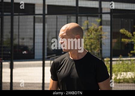 Porträt des Sporttrainers und Athleten auf dem Sportplatz im Freien. Nahaufnahme. Kopierbereich. Im Freien. Workout im Freien auf urbanem Hintergrund. CrossFit-Training. Stockfoto