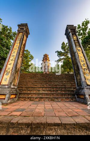 Thien Mu Pagode ist eine der alten Pagode in Hue Stadt. Es liegt am Ufer des Parfümflusses in Vietnams historischer Stadt Hue Stockfoto