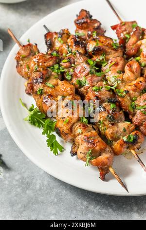 Hausgemachte thailändische Schweinsspieße mit Limette und Koriander Stockfoto