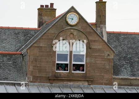 21. Juli 2024; Royal Troon Golf Club, Troon, South Ayrshire, Schottland; Open Championship Final Round; Mitglieder von Royal Troon beobachten die Preisverleihung aus den Fenstern des Clubhauses Stockfoto