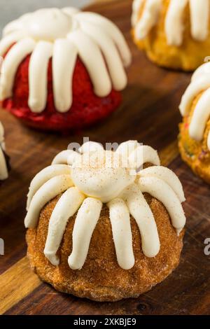 Hausgemachte süße Mini-Bundt-Kuchen mit Buttercreme-Zuckerguss Stockfoto