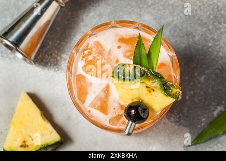 Erfrischender Dschungelvogel-Tiki-Cocktail mit Rum und Ananas Stockfoto