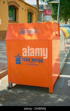 Viladecasn, SPANIEN - 22. JULI 2024: Steal Friend Spendenbehälter auf dem städtischen Bürgersteig fördert das Recycling von Kleidung und die Unterstützung durch die Gemeinschaft mit sichtbarer Ansteckung Stockfoto