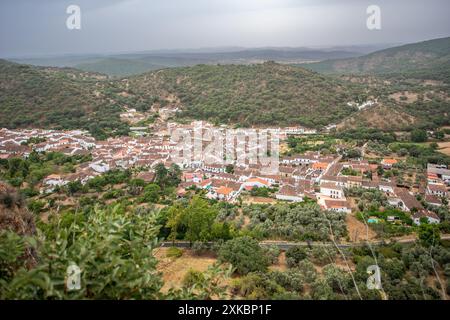 Luftaufnahme des malerischen Dorfes Alajar in der Provinz Huelva, Andalusien, Spanien, aus der Pena de Arias Montano. Stockfoto