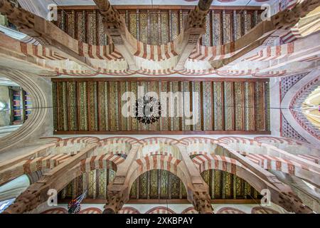 Ein atemberaubender Blick auf die polychrome Decke der Cordoba-Moschee in Andalusien, Spanien, der die komplizierte Architektur der Ära von Al-Hakam II. Hervorhebt. Stockfoto