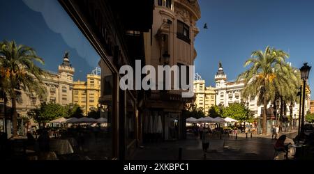 Reflexion der historischen Plaza de las Tendillas in einem Schaufenster in der schönen Stadt Cordoba, Spanien, an einem sonnigen Tag. Stockfoto