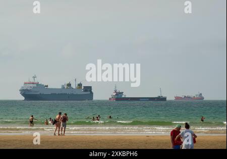 Das Frachtschiff Melusine kommt an und das Frachtschiff Laurierborg verlässt den Hafen von Santander aus Sicht des Strandes Somo Ribamontán al Mar Cantabria Spanien Stockfoto