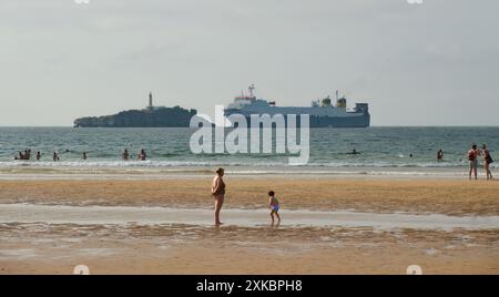 RO-Ro-Frachtschiff Melusine, das im Hafen von Santander mit dem Leuchtturm der Insel Mouro vom Strand Somo Ribamontán al Mar Cantabria aus gesehen ankommt Stockfoto