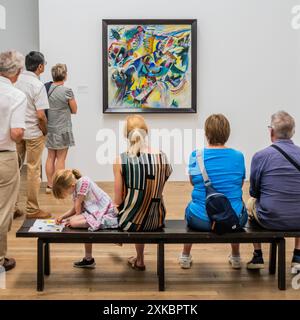 Wassily Kandinsky, Improvisationsschlucht 1914 - Expressionisten Kandinsky, Münter und der Blaue Reiter - eine Ausstellung in der Tate Modern. Es ist eine Geschichte von Freundschaften, die durch Kunst erzählt werden. Es untersucht die höchst individuellen Kreativen, aus denen der Blue Rider bestand, von Franz Marcs Interesse an Farbe bis zu Alexander Sacharoffs Freestyle-Performance. Die Künstlerinnen spielten eine zentrale Rolle in der Bewegung. Entdecken Sie experimentelle Fotografien von Gabriele Münter neben den dramatischen Gemälden von Marianne Werefkin. Stockfoto