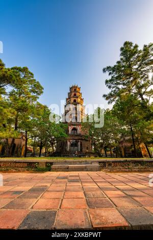 Thien Mu Pagode ist eine der alten Pagode in Hue Stadt. Es liegt am Ufer des Parfümflusses in Vietnams historischer Stadt Hue Stockfoto