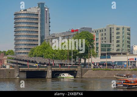 Amsterdam, Niederlande - 14. Mai 2018: 3-Sterne-Ibis Hotel City Centre am Stationsplein Sunny Spring Day. Stockfoto