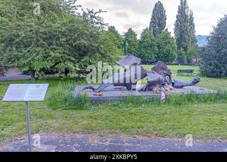 Amsterdam, Niederlande - 17. Mai 2018: Living Holocaust Memorial The Narzissen Project at City Park Spring Afternoon. Stockfoto